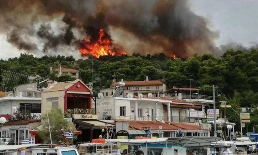 Φλέγεται η Αττική: Πυρκαγιά και σε δασική έκταση στον Κάλαμο Αττικής